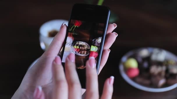 Фотография еды. Женщина фотографирует кофе по телефону крупным планом — стоковое видео