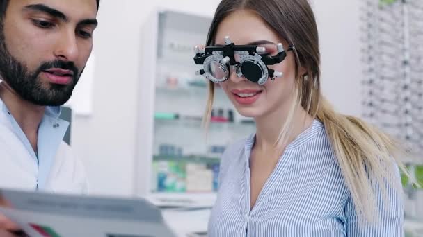 Clinica oftalmologica. Eye Doctor Test Donna Vista — Video Stock