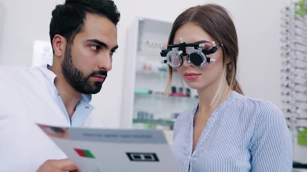 Clinica oftalmologica. Eye Doctor Test Donna Vista — Video Stock