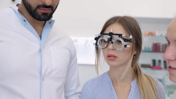 Oční vyšetření. Lékaři kontrolu zraku žena s brýlemi optometrie — Stock video