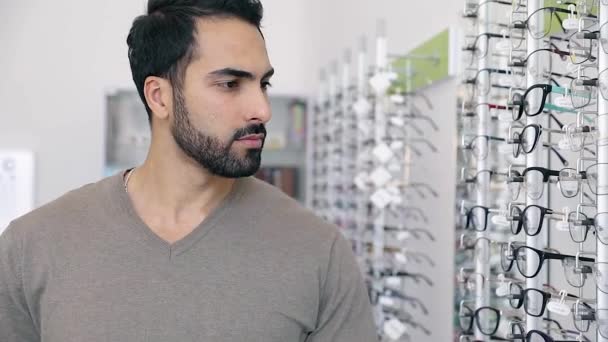 Brillengeschäft. Mann probiert Brille in Optikgeschäft an — Stockvideo