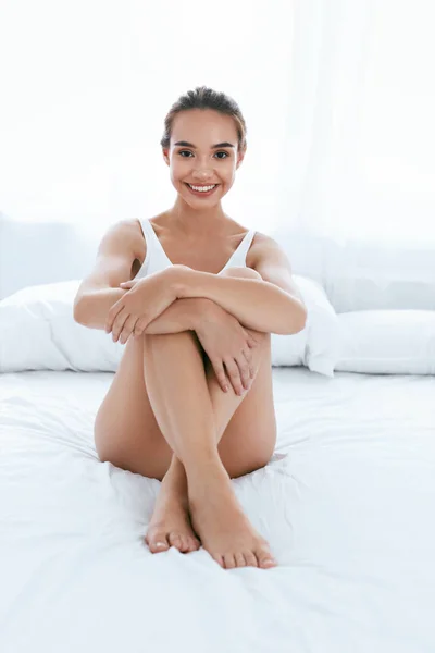 Cura del corpo femminile. Ragazza con pelle morbida e gambe lunghe — Foto Stock