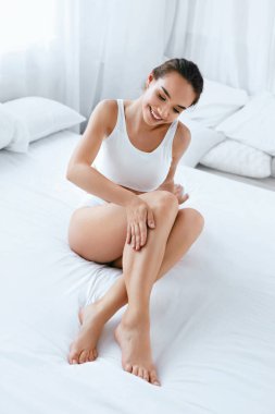 Vücut bakımı. Yumuşak yumuşak deri uzun bacaklar ile güzel kadın