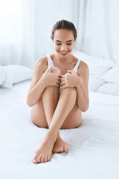 Pielęgnacja ciała kobiety. Dziewczyna z ciała miękką skórę i długie nogi — Zdjęcie stockowe