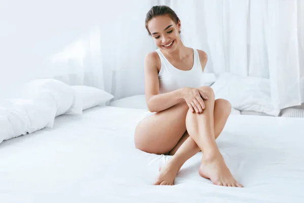 De verzorging van het lichaam. Mooie vrouw met gladde, zachte huid op lange benen — Stockfoto