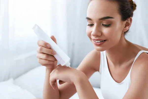 Cuidado de la piel de las manos. Hermosa mujer aplicando crema en las manos piel — Foto de Stock