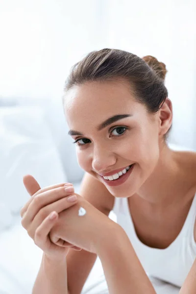 Hand Cream. Beautiful Girl Applying Cream On Hands Skin — Stock Photo, Image