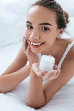 Cilt güzellik. Güzel bir kadınla yüz kremi ve sağlıklı bir cilt