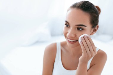 Makyaj kaldır. Kız kozmetik Pad ile yüz cilt temizliği