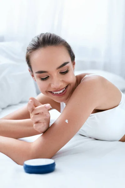 Cuidado de la piel corporal. Hermosa mujer aplicando crema corporal en la piel —  Fotos de Stock
