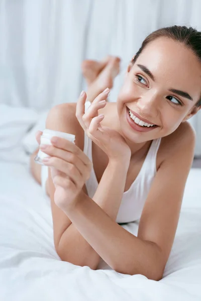 Schönheit Gesichtscreme Schöne Lächelnde Mädchen Anwendung Kosmetischer Creme Auf Gesichtshaut — Stockfoto