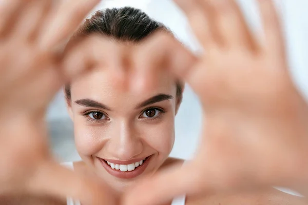 Eye Health. Beautiful Woman Face With Heart Shaped Hands. Beauty — Stock Photo, Image