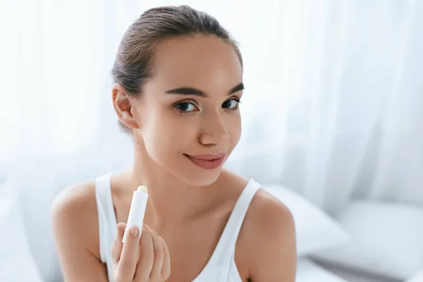 Lips Skin Care. Beautiful Woman Applying Lip Balm. Beauty — Stock Photo, Image