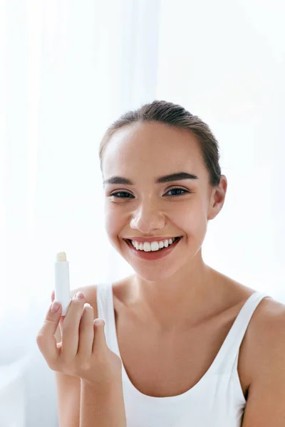 Lips Skin Care. Beautiful Woman Applying Lip Balm. Beauty — Stock Photo, Image
