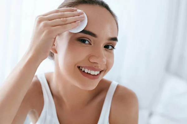 Cara Limpa. Mulher bonita limpeza da pele com almofada cosmética — Fotografia de Stock