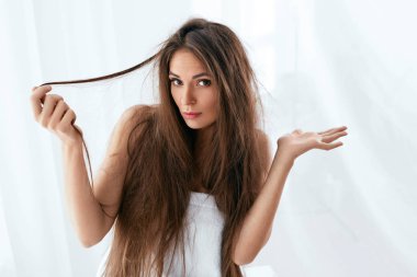 Saç sorunu. Kuru ve hasarlı uzun saçlı kadın