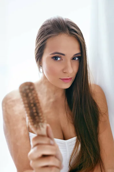 Hair Loss. Upset Woman Holding Brush With Hair — Stock Photo, Image