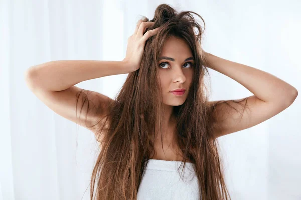 头发问题 有干燥和受损长发的妇女 头发凌乱蓬松 高分辨率 — 图库照片