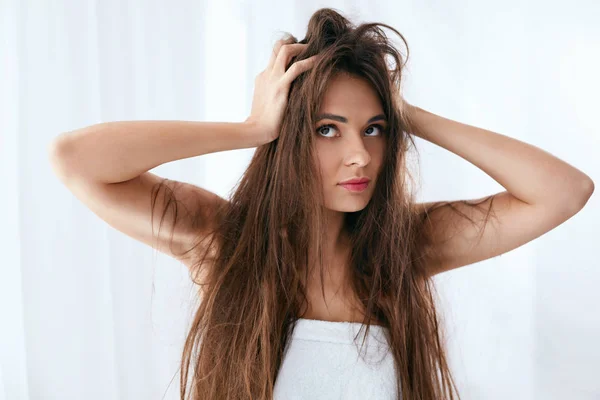 Haarproblem Frau Mit Trockenem Und Beschädigtem Langhaar Zerzaustem Und Flauschigem — Stockfoto