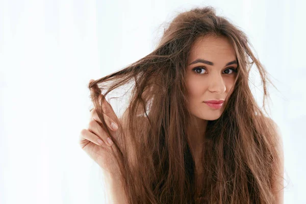 Problemi ai capelli. Donna con capelli lunghi secchi e danneggiati — Foto Stock