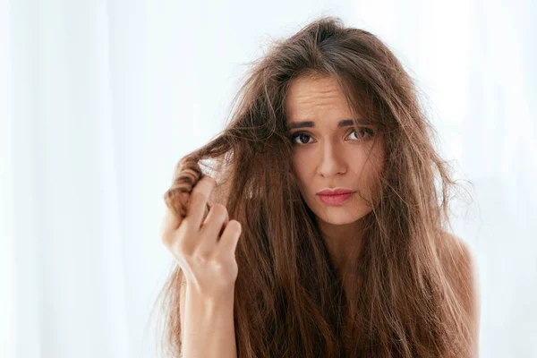 Problema de cabello. Mujer con el pelo largo seco y dañado —  Fotos de Stock