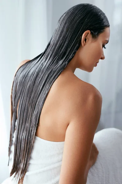 Cuidado del cabello de belleza. Mujer con máscara en el pelo largo — Foto de Stock