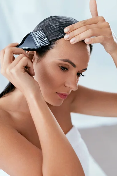 Maska do włosów. Kobieta, stosowanie odżywki na długie włosy szczotką, Pielęgnacja włosów — Zdjęcie stockowe