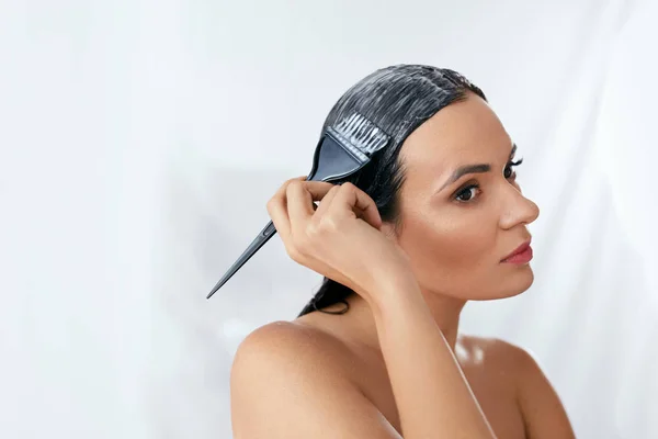 Máscara para el cabello. Mujer Aplicando Acondicionador En Cabello Largo Con Cepillo, Tratamiento Del Cuidado Del Cabello — Foto de Stock