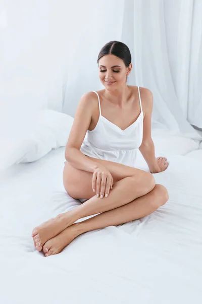 Σώμα φροντίδα του δέρματος. Γυναίκα με μακριά πόδια και απαλό δέρμα σε λευκό χρώμα — Φωτογραφία Αρχείου