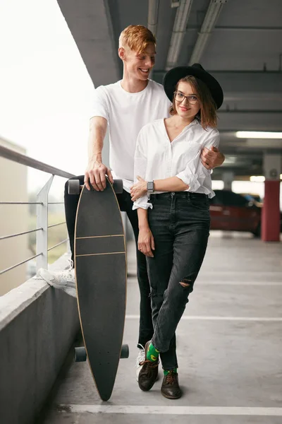 Одежда повседневной моды. Молодая пара в стильной одежде в помещении — стоковое фото