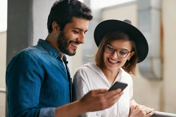 Portrait Smiling Couple Mobile Phone Indoors Man Woman Menggunakan Smartphone — Stok Foto