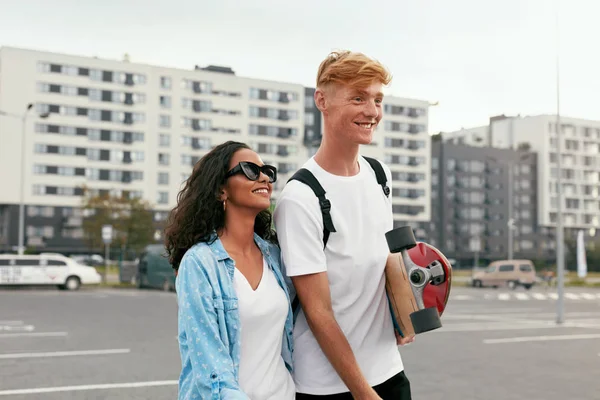 Junges Paar mit Skateboard amüsiert sich auf der Stadtstraße — Stockfoto