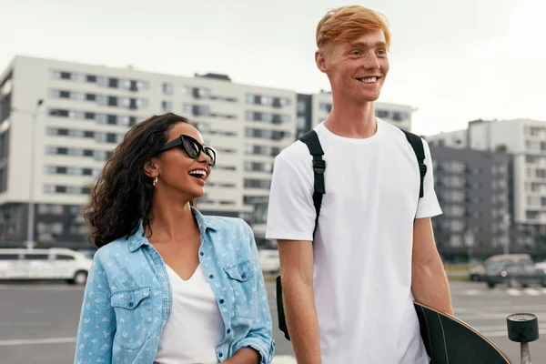 Mladý pár s Skateboard baví na ulici — Stock fotografie