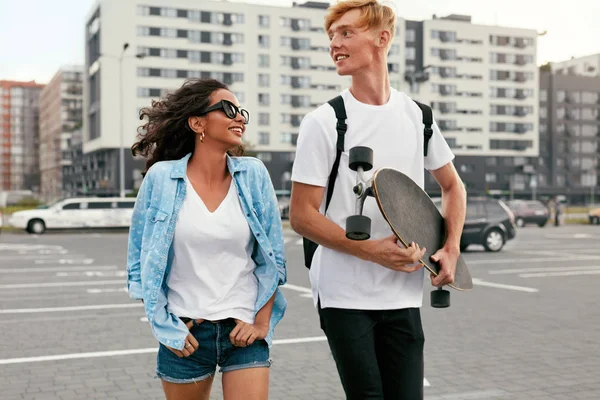 Junges Paar mit Skateboard amüsiert sich auf der Stadtstraße — Stockfoto