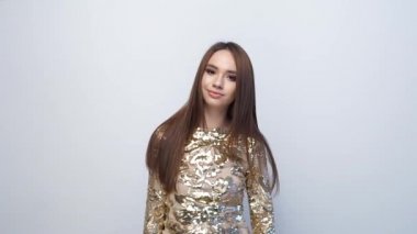 Having oyunculuk üzerine beyaz altın elbiseli uzun saçlı kız moda