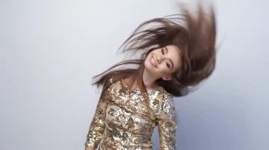 Having oyunculuk üzerine beyaz altın elbiseli uzun saçlı kız moda