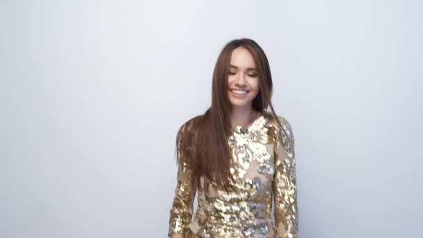 Mode meisje met lang haar In gouden jurk met plezier dansen — Stockvideo