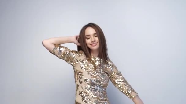 Mujer feliz bailando y celebrando en vestido de moda en blanco — Vídeos de Stock