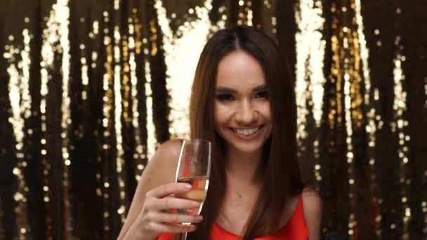 Fiesta. Mujer divirtiéndose, bebiendo champán y bailando — Vídeo de stock