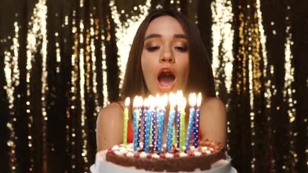 Fiesta de cumpleaños. Mujer feliz soplando velas en retrato de pastel — Vídeo de stock