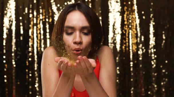 Mulher na festa Celebration, soprando Glitter Confetti das mãos — Vídeo de Stock