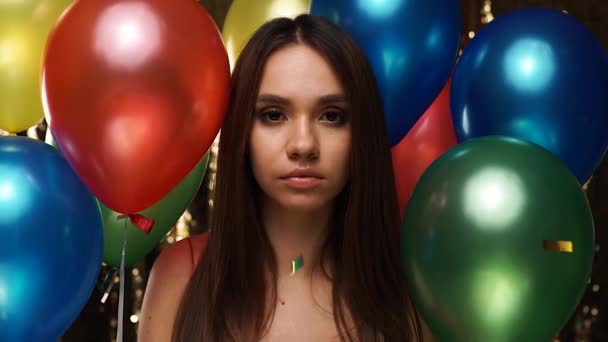 Retrato de una mujer triste en la fiesta. disgustada chica en celebración — Vídeo de stock
