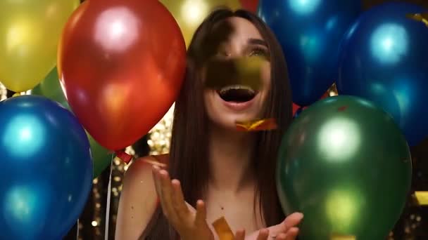 Divertente. Felice donna a celebrazione con palloncini e confetti — Video Stock