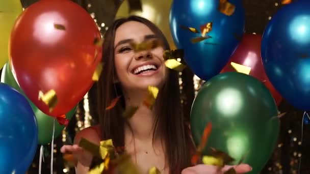 Festa divertida. Mulher feliz em celebração com balões e confetti — Vídeo de Stock