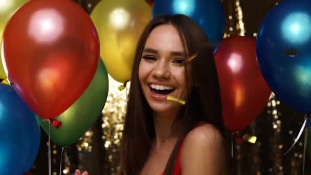 Fiesta divertida. Mujer feliz en la celebración con globos y confeti — Vídeo de stock