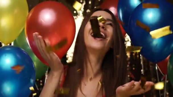 Impreza zabawa. Szczęśliwa kobieta podczas celebracji z balonów i konfetti — Wideo stockowe