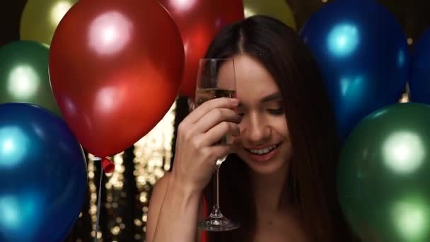 快乐的女人庆祝生日派对与香槟, 气球 — 图库视频影像