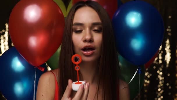 Celebración de cumpleaños. Mujer soplando burbujas de jabón con globos — Vídeos de Stock