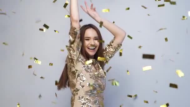 Celebração. Mulher feliz dançando com Confetti em branco — Vídeo de Stock