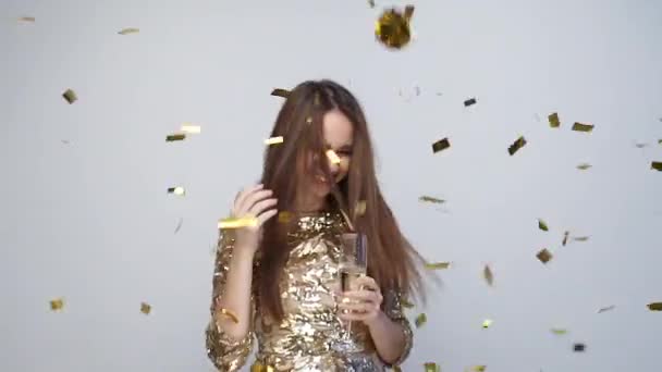 Celebración. Mujer feliz bailando con confeti en blanco — Vídeos de Stock